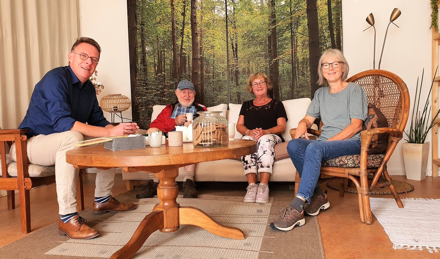Garbrich Baalbergen, Christopher Rigg, Matti de Jonge en Vera van de Berg (vlnr) hebben het gezellig in 'hun' Huiskamer.