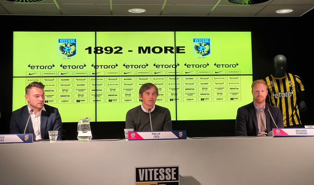 De kersverse Vitesse-trainer Phillip Coco, gaf onder toeziend oog van persvoorlichter Koen Jans (links) en technisch directeur Benjamin Schmedes dinsdagmiddag zijn eerste persconferentie op Papendal.