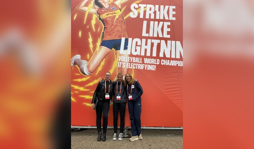 Ballenmeisjes Nienke, Kirsten midden en Joëlle rechts uit Oldebroek.