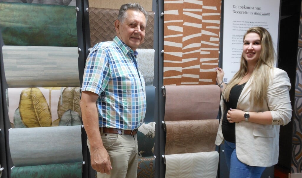 Rob Taconis en styliste Denise Vonk bij de nieuwste behangcollectie.