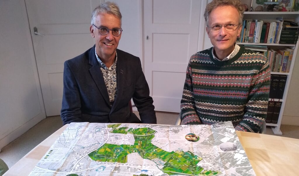 Wim Verheugt en Robert Baayen bij de kaart van de Kromme RIjn Corridor. Werkgroeplid Pieter Veen ontbreekt op de foto.