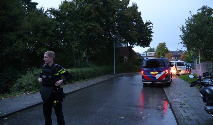 Eén persoon werd door een arrestatieteam uit een woning gehaald.
