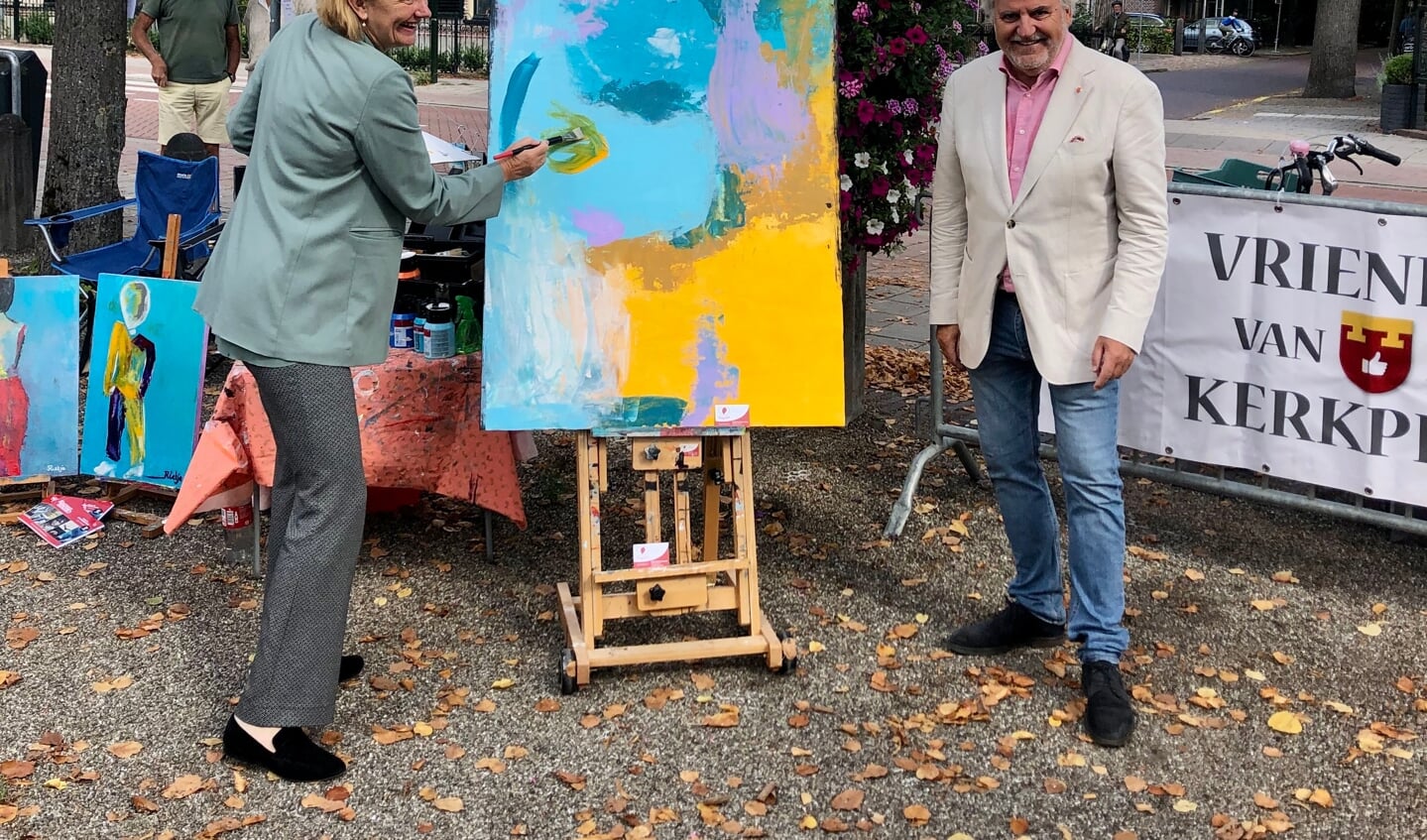 . Cultuurwethouder Karin Oyevaar en Bram Brinkman van de 'Vrienden van het Kerkplein’              dat het kunstevenement organiseerde.