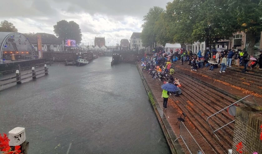 Lingehavenconcert voor schoolkinderen. Helaas met veel regen.