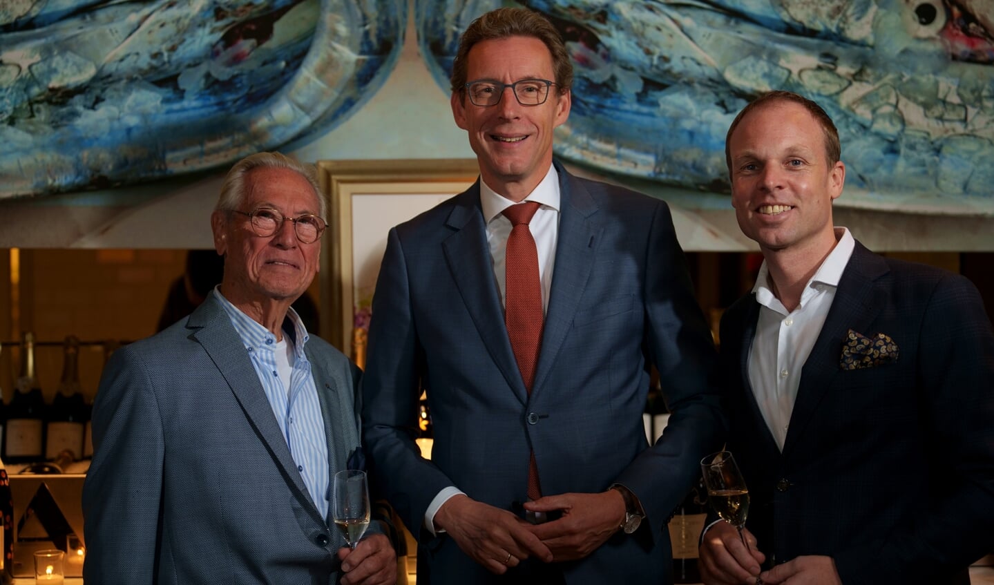 Burgemeester Tjapko Poppes met links de oud-eigenaar van Paardenburg Dick Hoofd en rechts de huidige eigenaar Gijs Numan.