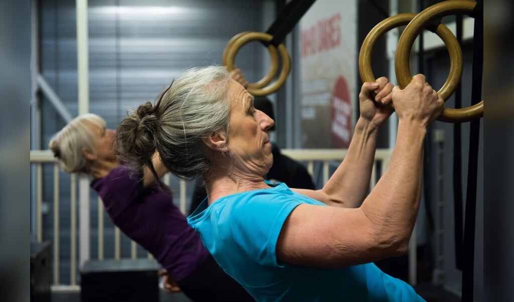 Bij Zilver Fitness aan de Oostergracht trainen de oudere deelnemers in kleine groepen.