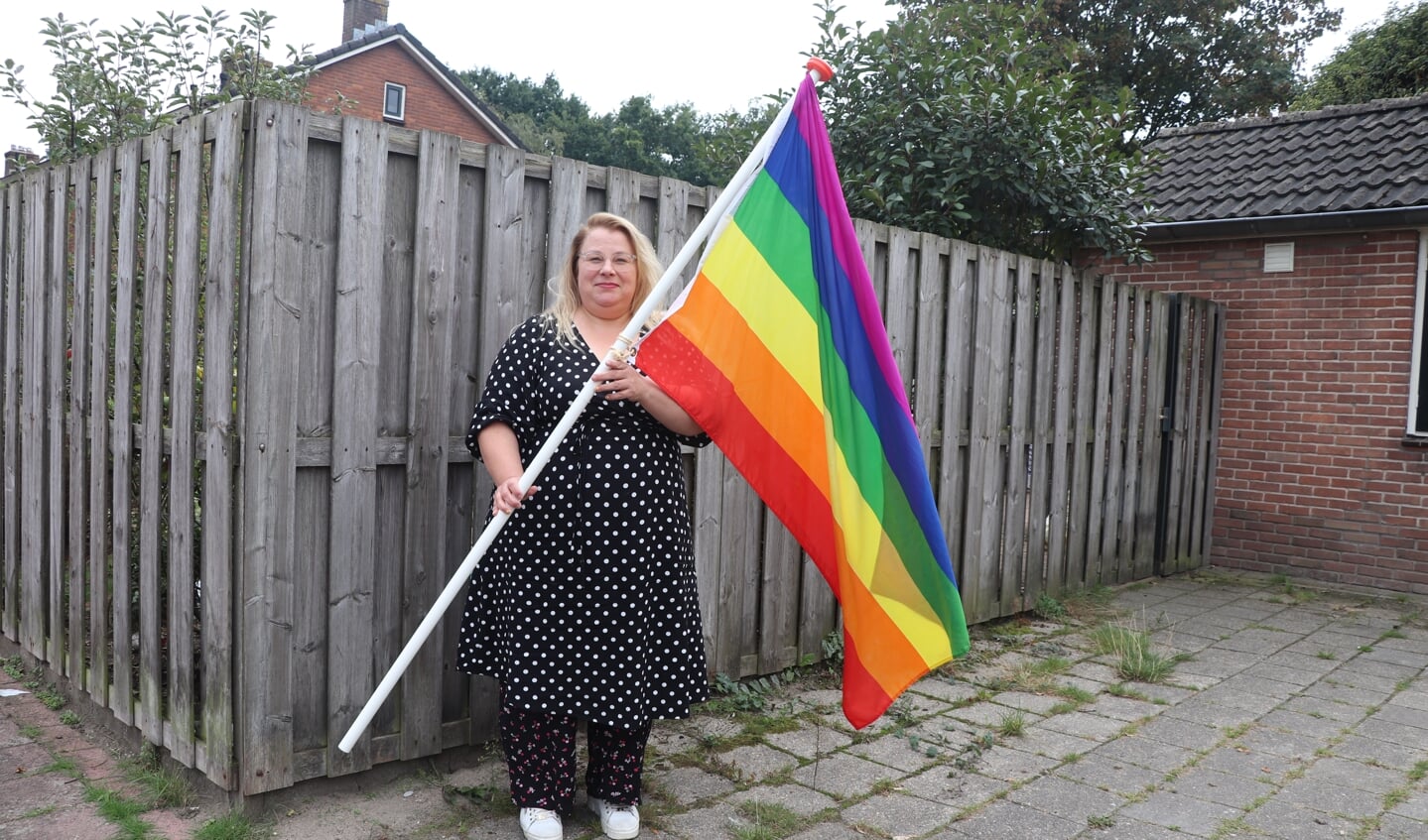 Christa Koekoek hing zoals ze gewend was op 11 oktober, internationale Coming Out Day, de regenboogvlag aan haar gevel. 