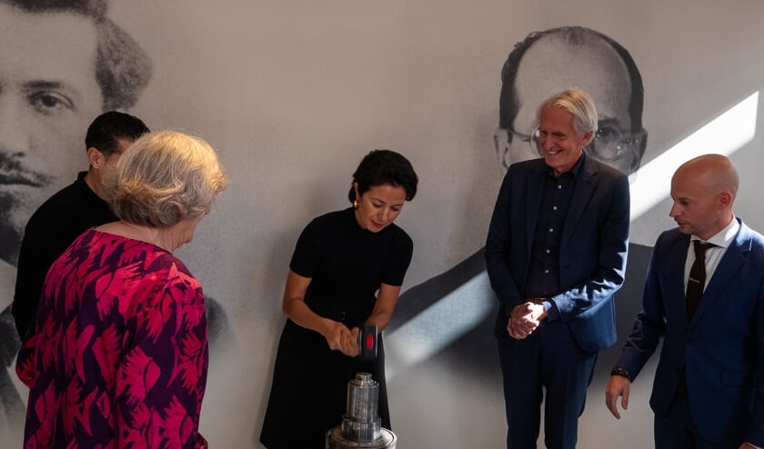 Staatssecretaris Gunay Uslu (Cultuur en Media) 'slaat' het eerste exemplaar.