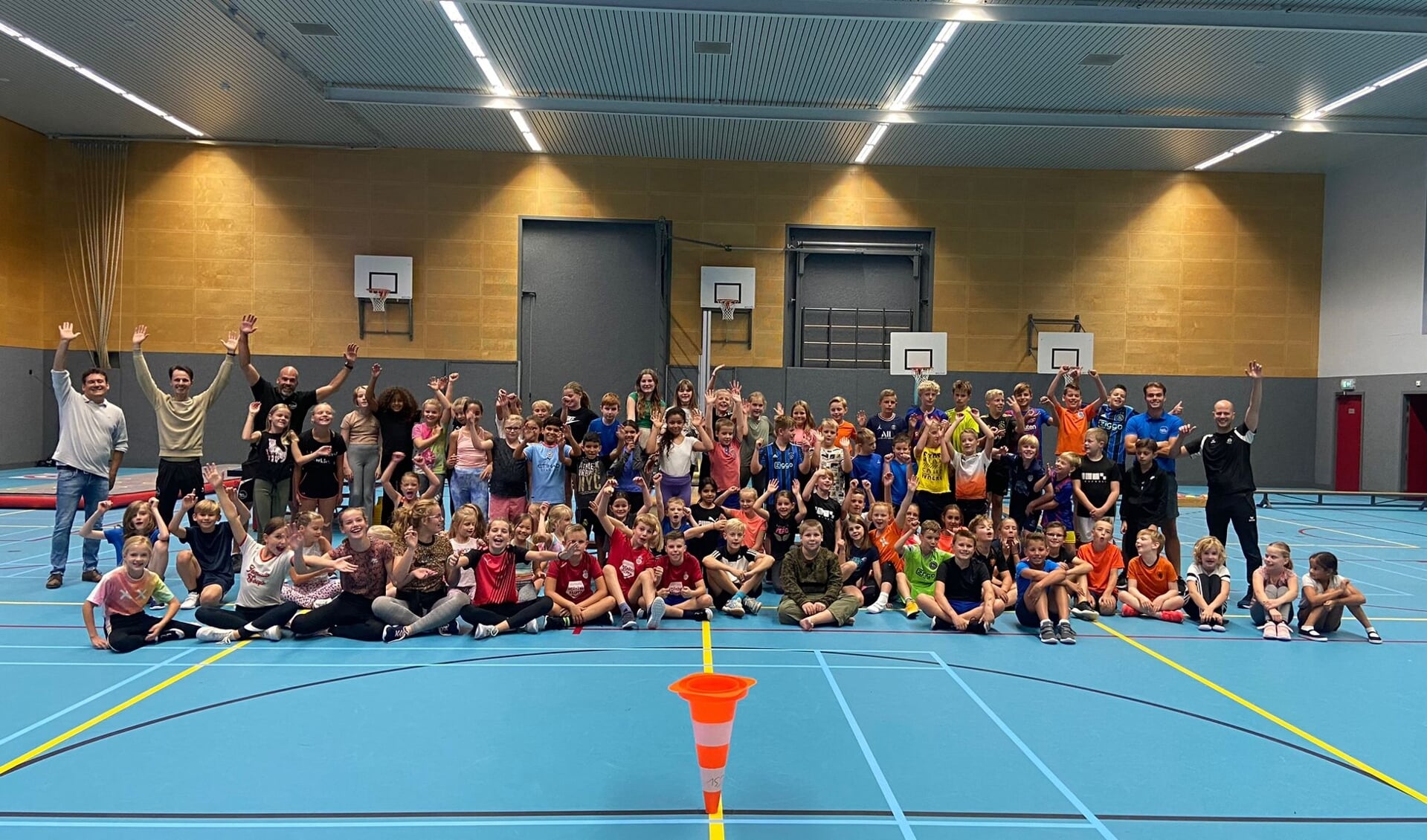 Bijna honderd kinderen trapten de Nationale Sportweek in Veenendaal af in sporthal de Vallei