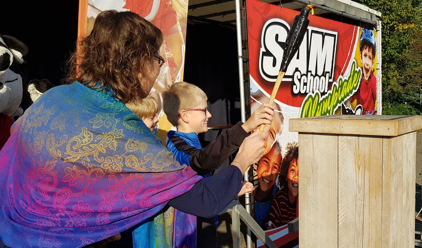 Wethouder Maud Hulshof opende samen met SAM en de leerlingen Lars Schrijver en Thomas Martijn van de Margrietschool openen de SAM School Olympiade met het ontsteken van de vlam.