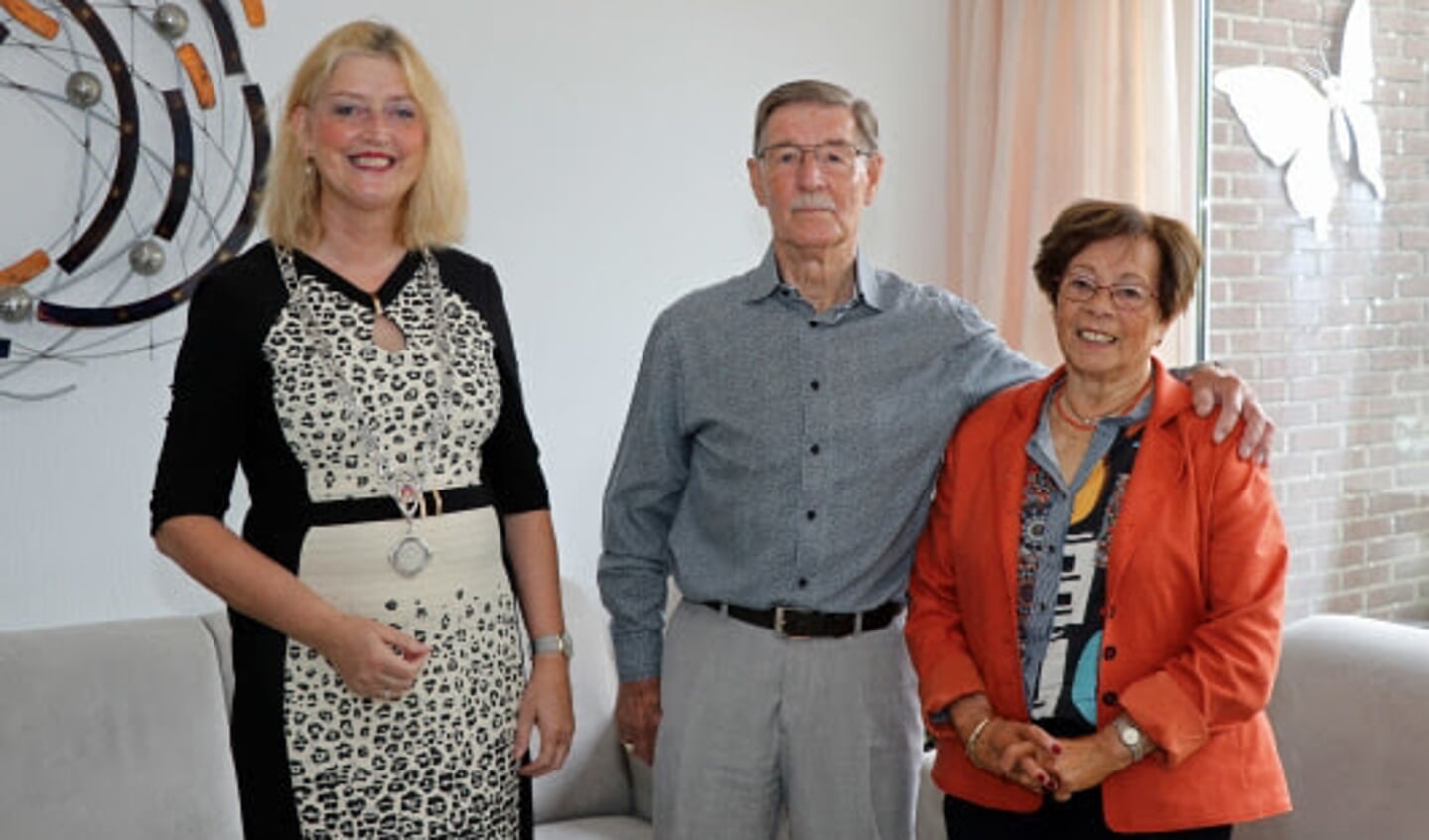 Burgemeester Reinie Melissant die Flip en Rika van Wijk-Muller feliciteerde met hun diamanten huwelijk