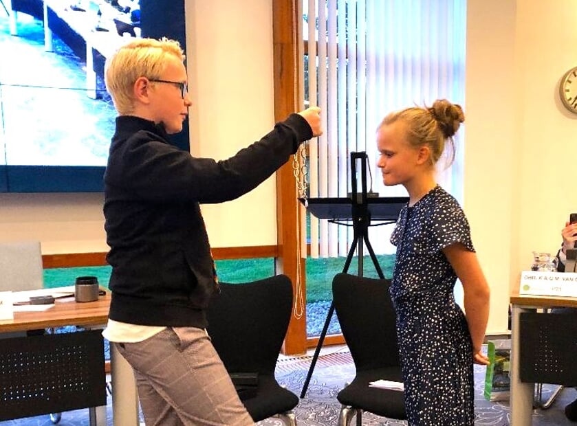 Duco Das hangt Lobke Leussink de ambtsketen om.