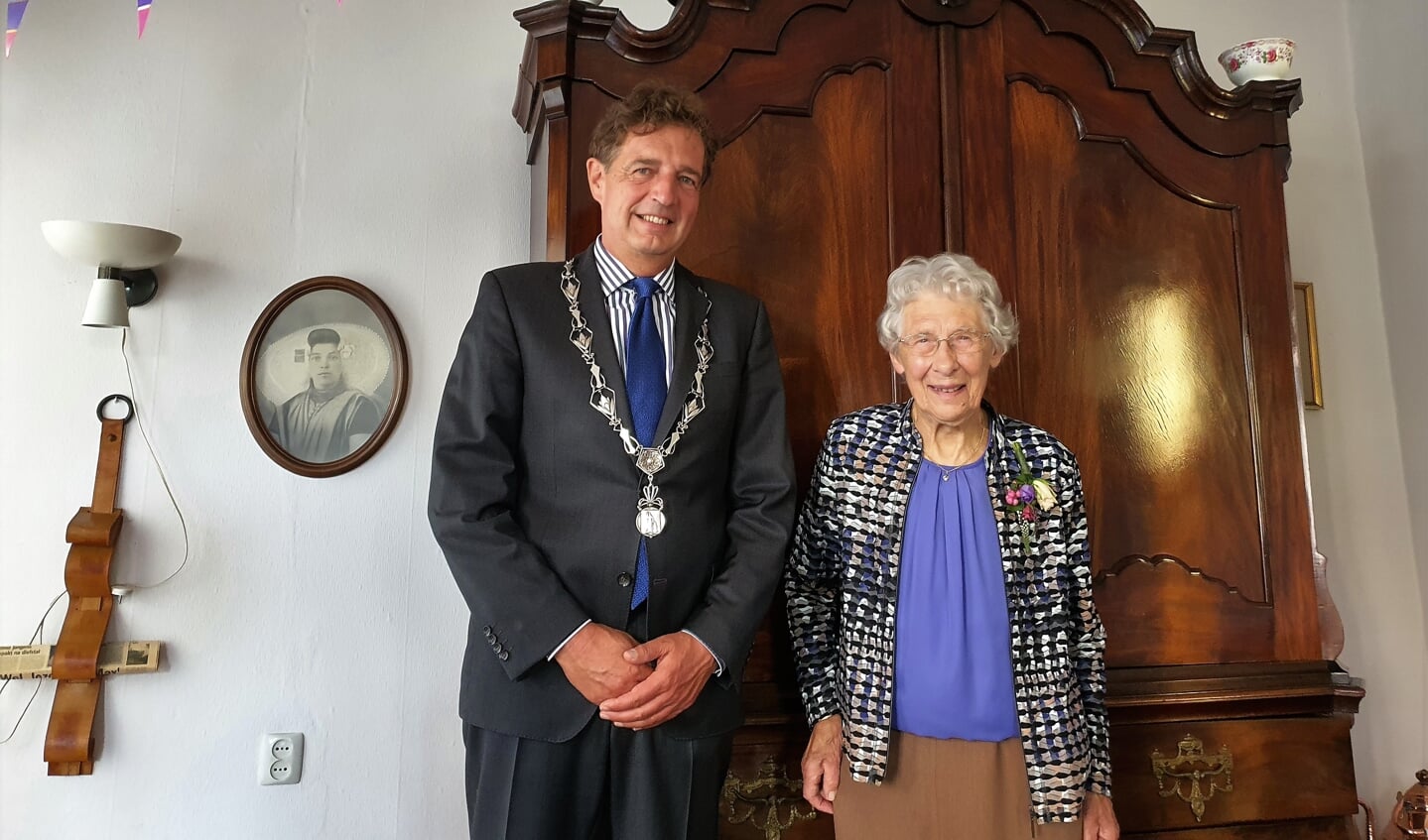 Mini Heij-van den Berge werd op 7 september 100 jaar en werd op die heuglijke dag verrast met een bezoek van Edes burgemeester René Verhulst. 