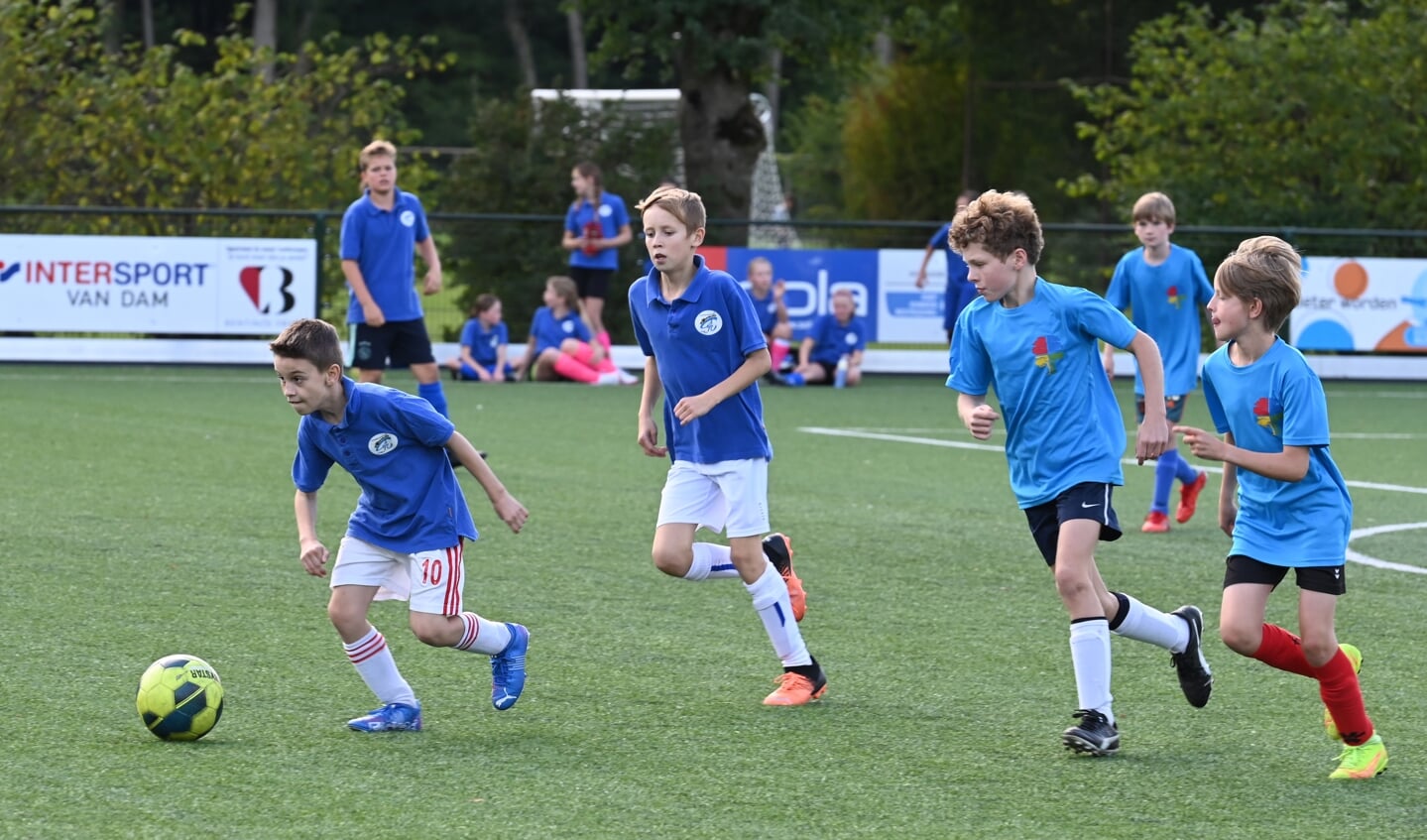 Met z'n allen oog voor de bal tijdens het schoolvoetbaltoernooi bij SO Soest