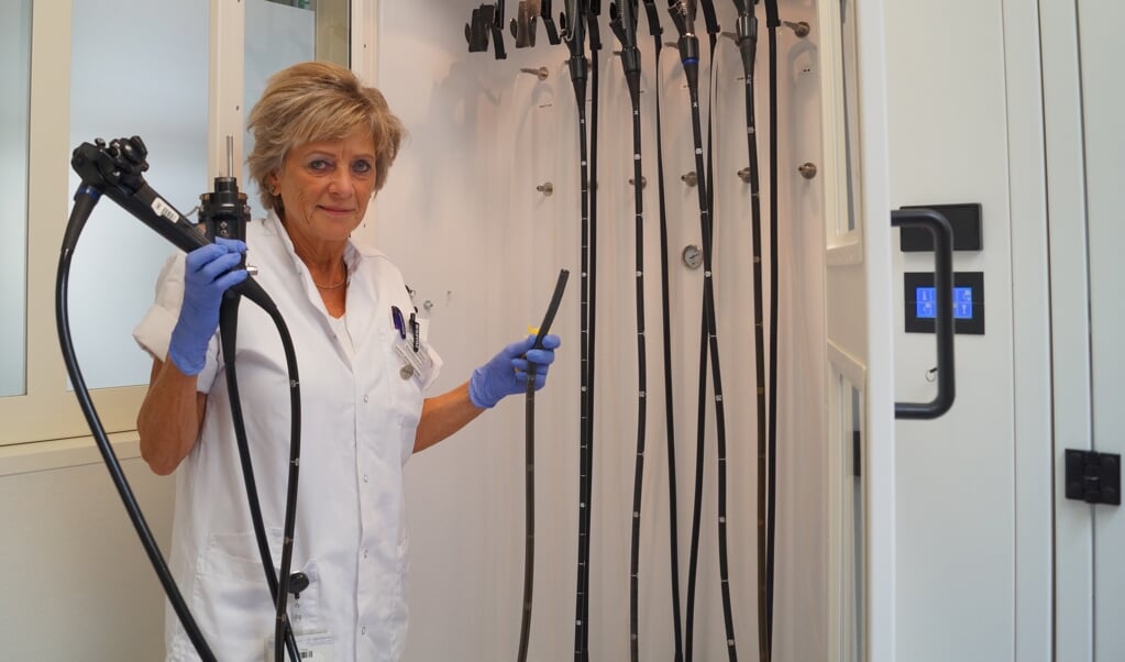 Marian Maas laat een endoscoop zien waarmee onderzoek wordt gedaan. 