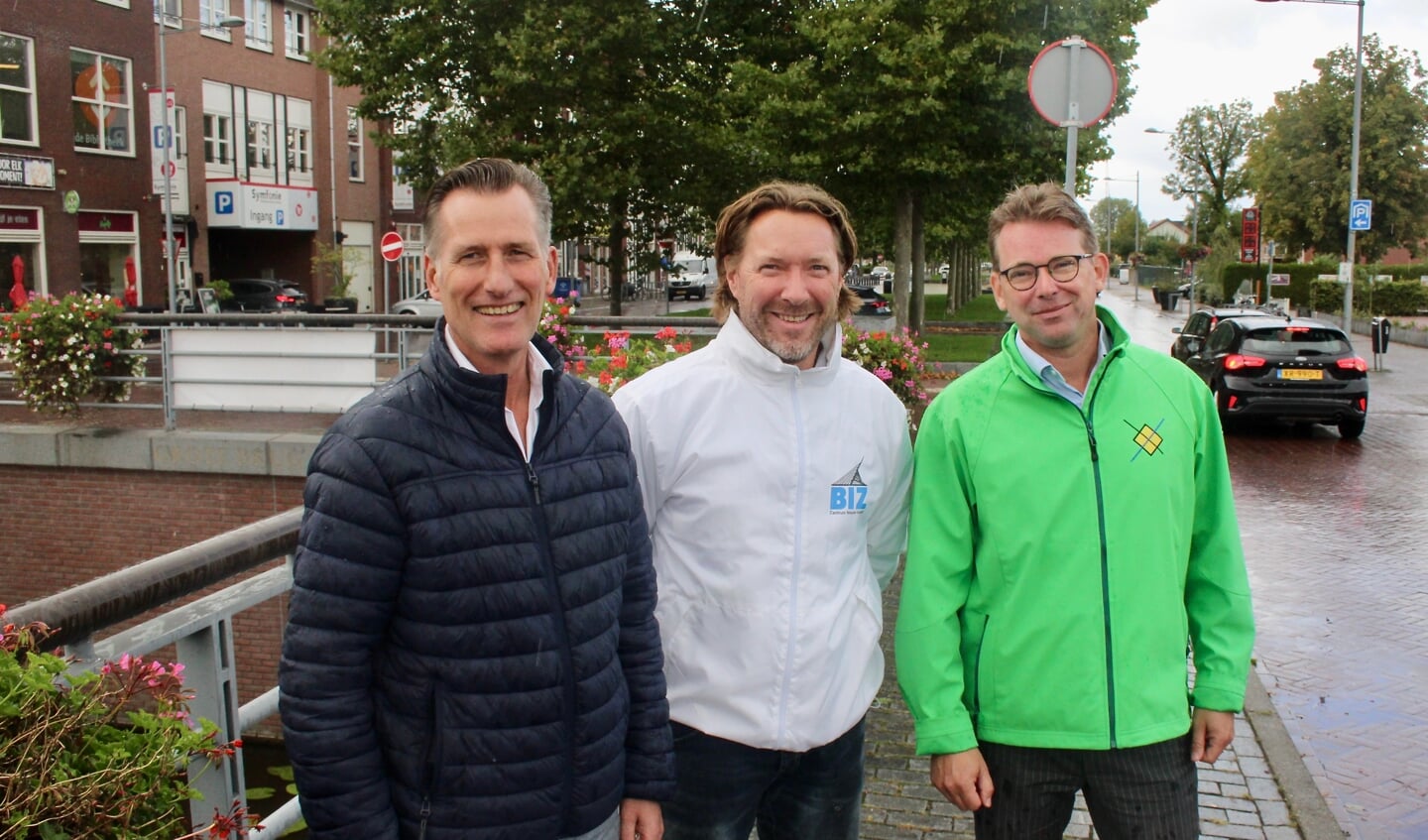 Ben Perdaan, Gertjan de Jong en Martijn Schouten op de brug in het centrum van Nieuw-Vennep.