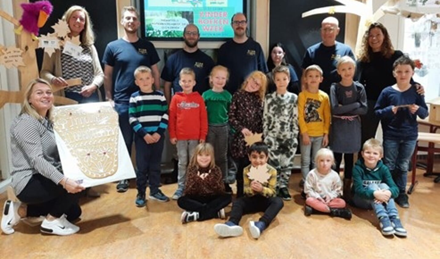 Leerlingen van groep 3 van de Koningin Emmaschool nemen de bomen in ontvangst