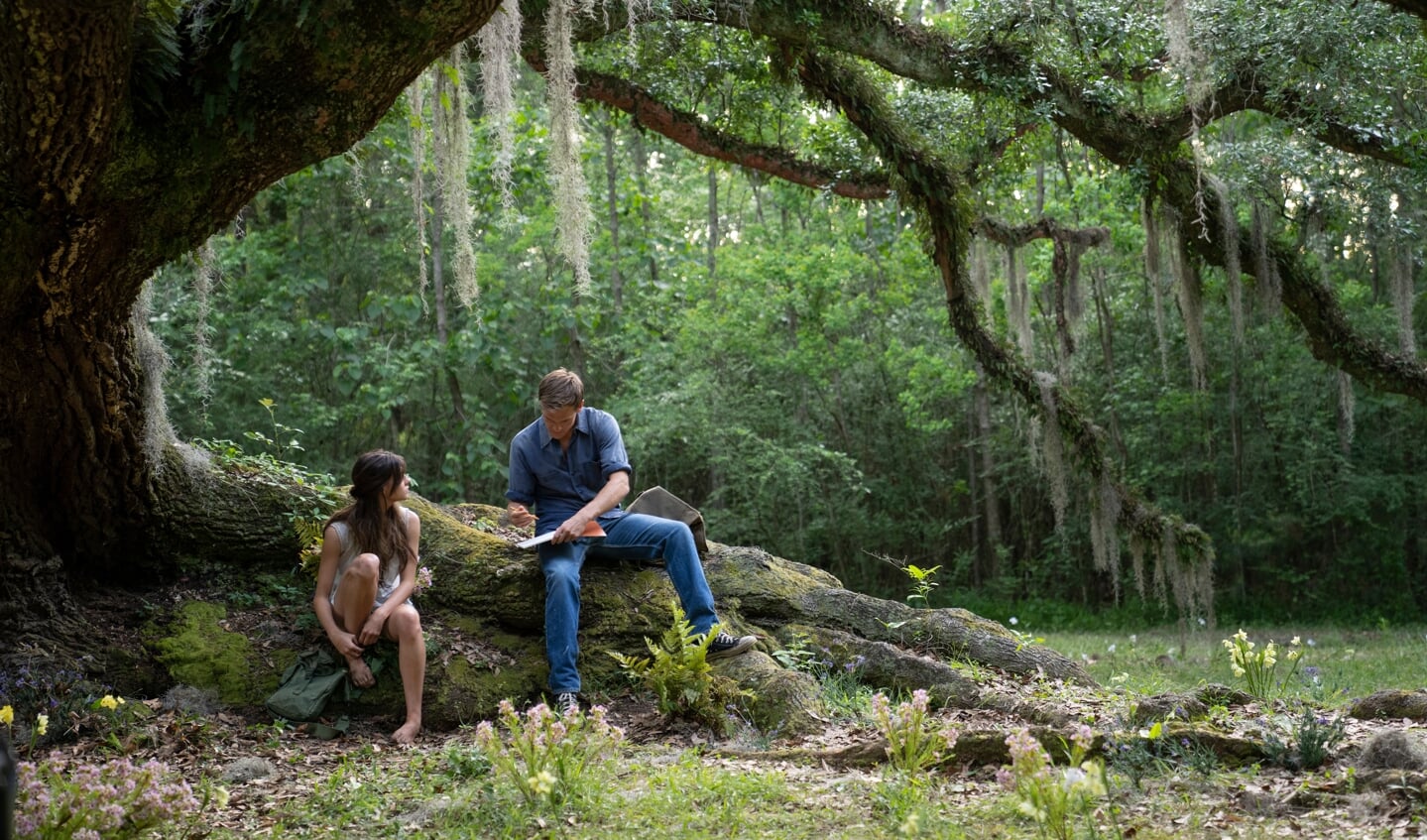 Kya (Daisy Edgar-Jones) and Tate Walker (Taylor John Smith) in Columbia Pictures' WHERE THE CRAWDADS SING.