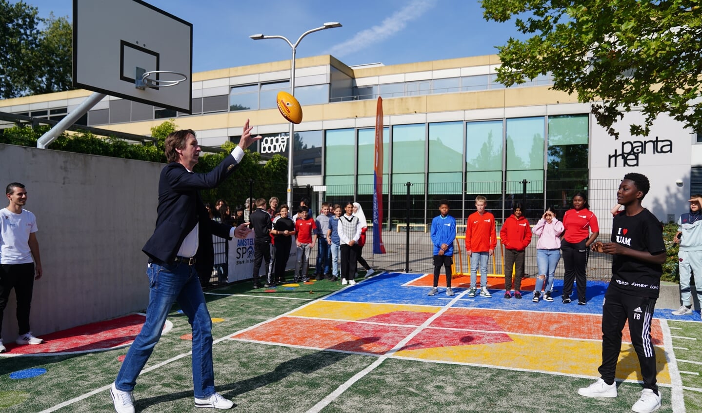 Wethouder Herbert Raat neemt met leerlingen van Panta Rhei het Beweegplein in gebruik.