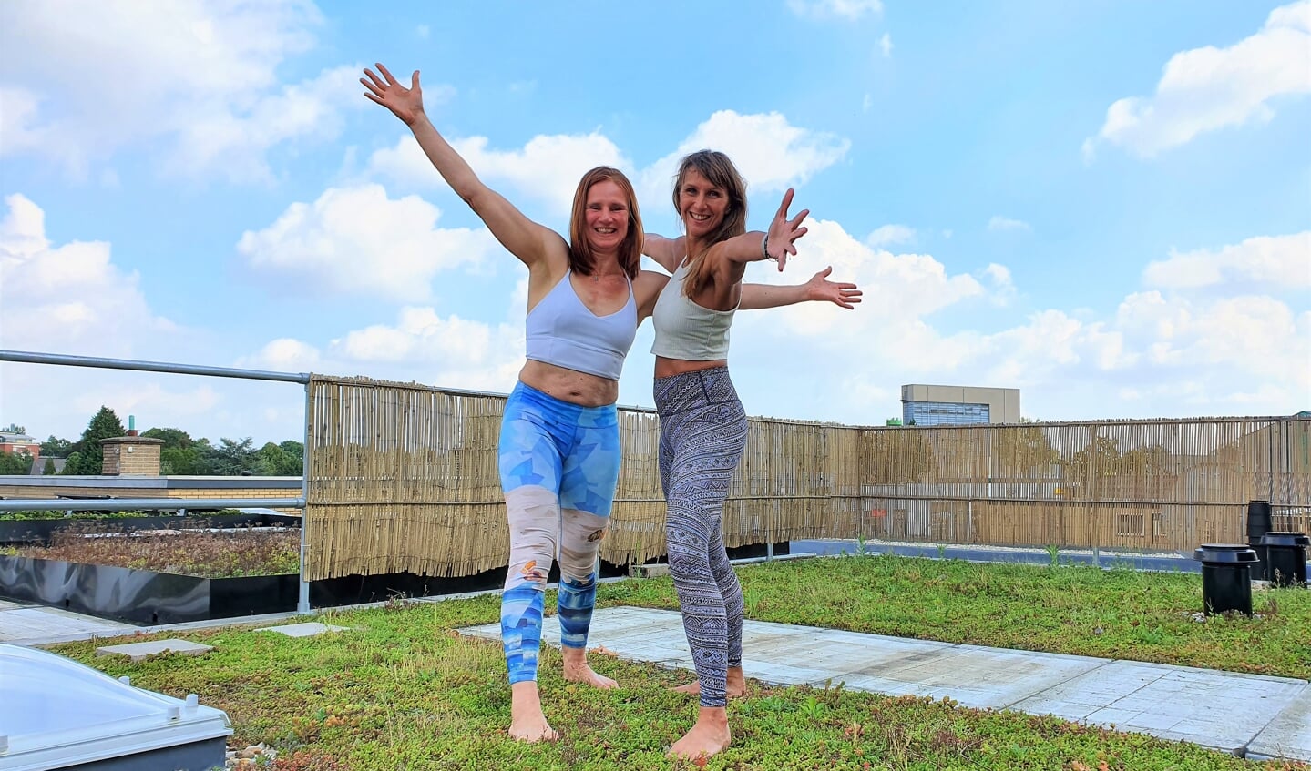 Jolanda Qualm (links) en Ynske Ackerman, de drijvende en inspirerende krachten achter Vital Eenergy Center in Wageningen, op 'het Yoga dakterras'.