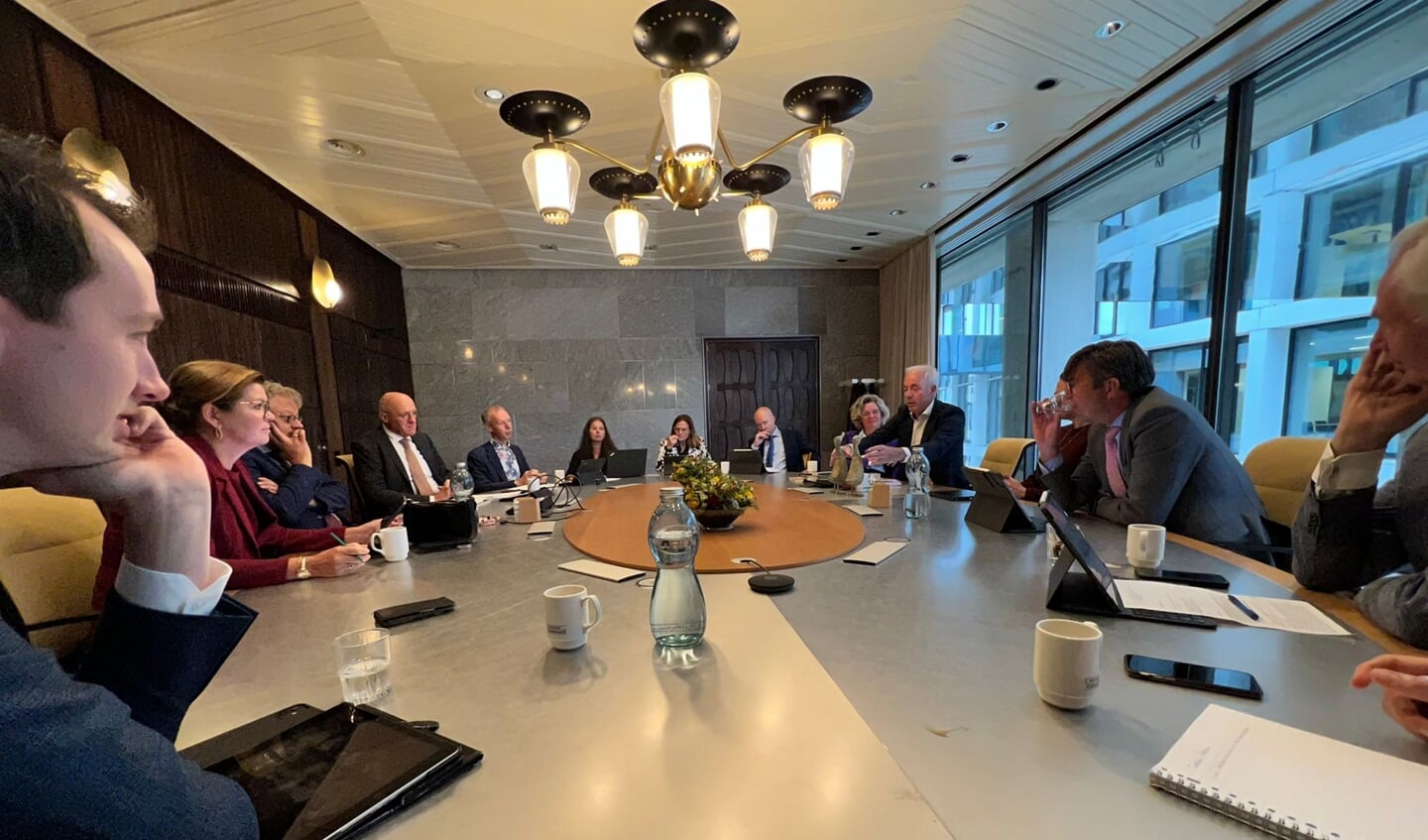 Minister Van der Wal (tweede van links) in gesprek met wethouder Wijnne (vierde van links) en andere Gelderse bestuurders.