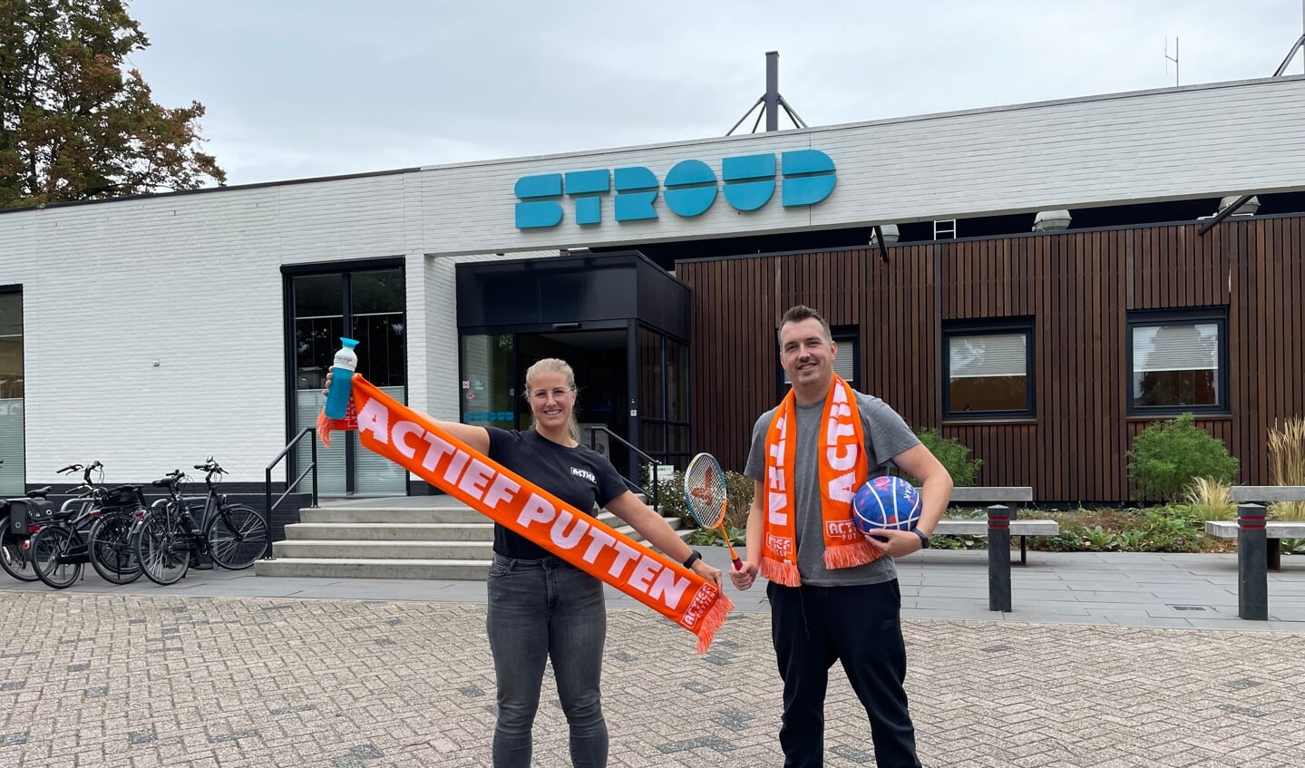 Kim Ligtermoet en Kelvin van den Broek en hun collega buurtsportcoaches vieren dat Actief Putten tien jaar bestaat.