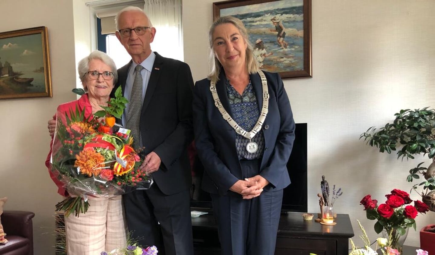 Het echtpaar kreeg bezoek van locoburgemeester Mariëtte Sedee-Schuitemaker.