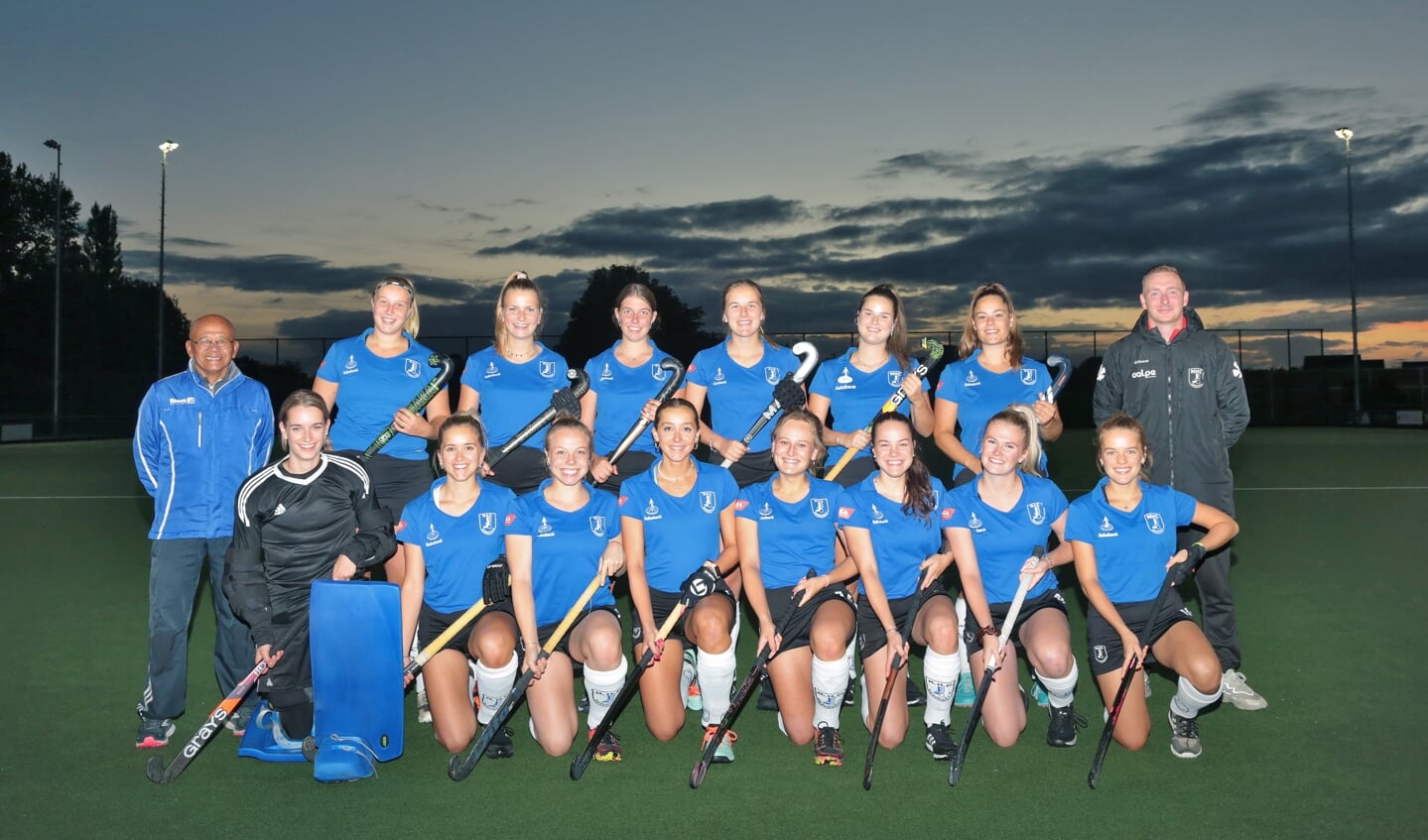 De hockeysters van MHCB met staand van links naar rechts: conditietrainer Parman Kasanredjo, Natasha Hoefsmit, Meas Vos, Linda Kruit, Annelies Slot, Dana van den Brink, Femke van Rooijen en trainer Sjors Huppelschoten.Onderste rij vanaf links: Kim Kamerbeek, Vera van Dijk, Danique Rijken, Nina van Dijk, Elma van de Braak, Heidi Rijken, Roos van de Glind, Evie van der Linden. Nienke Stammes, Maud van der Horst en Fabienne van den Broek ontbreken.
