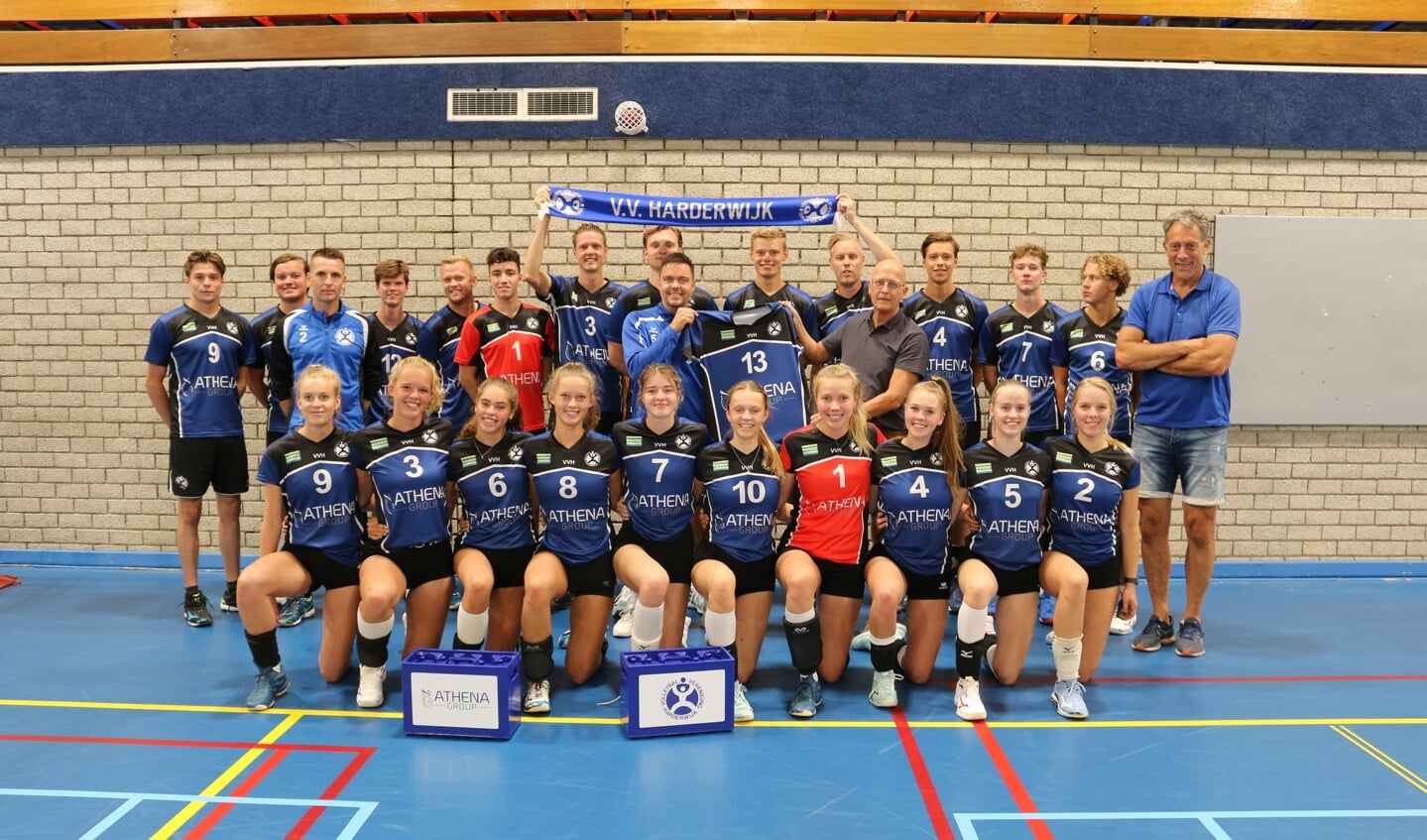 VVH Dames 1 en Heren 1 met trainers en nieuwe hoofd- en naamsponsor Athena.