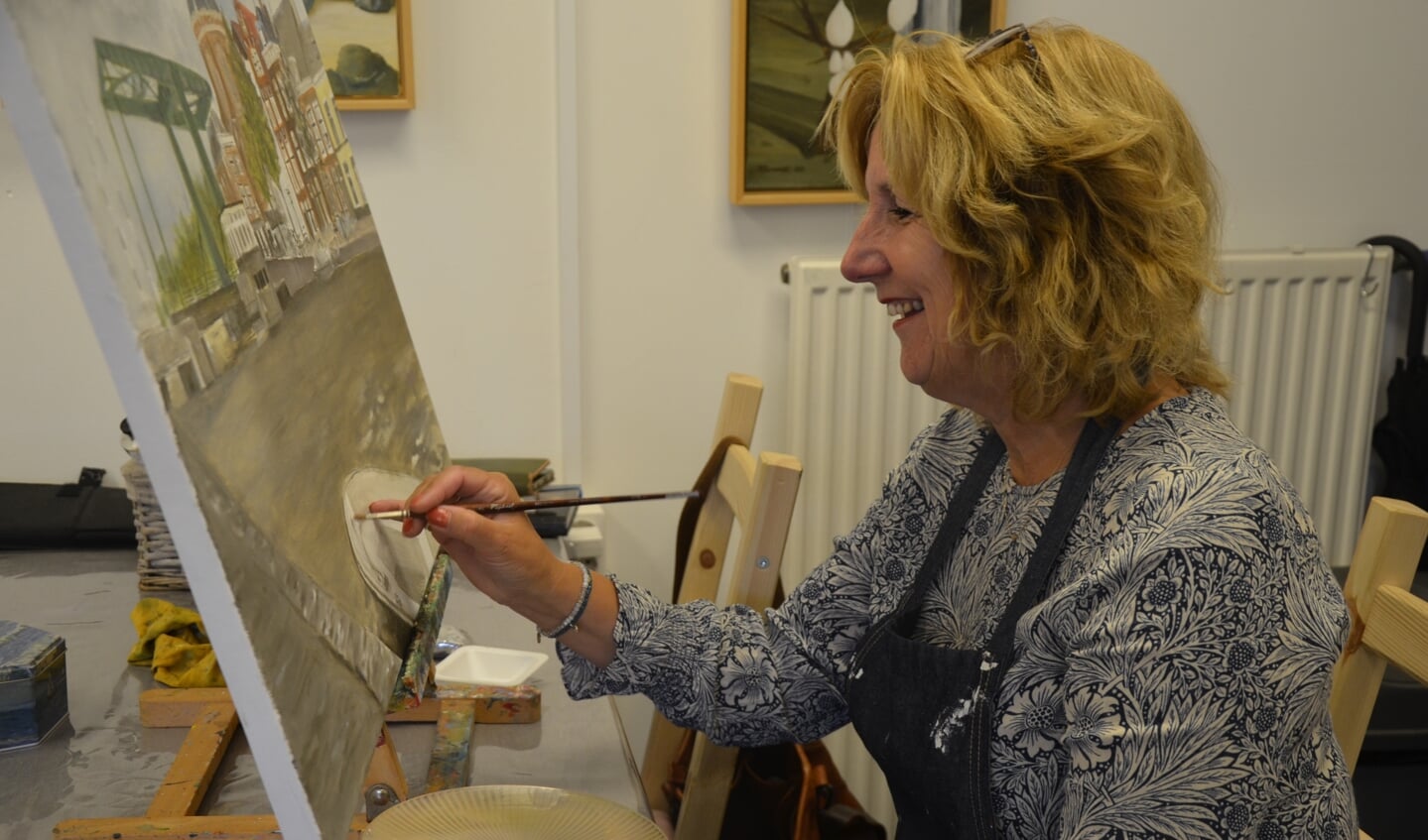Maaike Sommer aan het werk in haar atelier