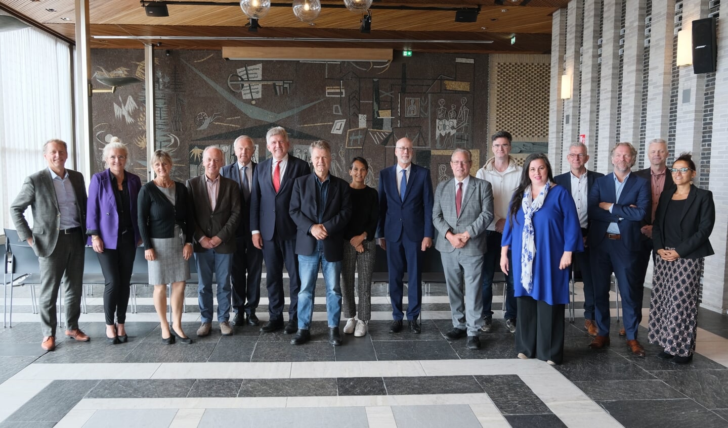 Het werkbezoek van Eerste Kamerleden over de aanpak van ondermijning. De delegatie bezocht Arnhem en Velp op uitnodiging van de burgemeester van Scherpenzeel.