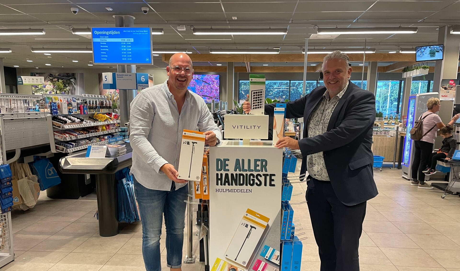 Mark Taris (links) van Vitility en supermarktmanager Jan Vlijm met het display voor handige hulpmiddelen.