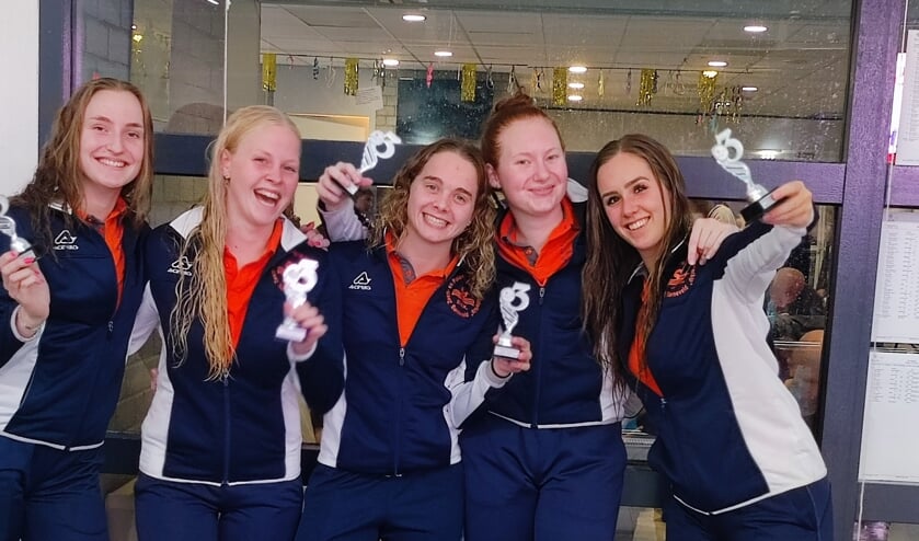 Dames-senioren Marieke Koekoek, Celine Schoenmaker, Annabel Kuipers, Inge Koekoek en Lindi Bos.