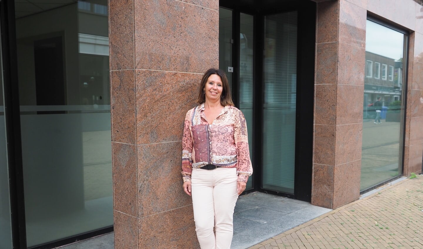 Nellie van Sinttruije voor het nieuwe pand.