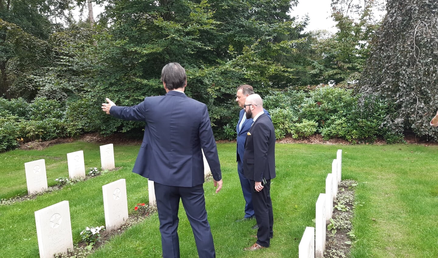 Directeur Reiding weet over elk graf op het Sovjet ereveld wel een verhaal te vertellen. 