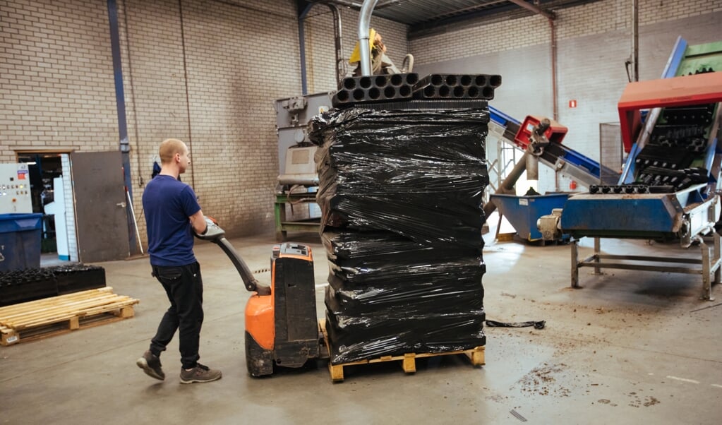 Retour gekomen trays van klanten worden gerecycled bij Modiform.