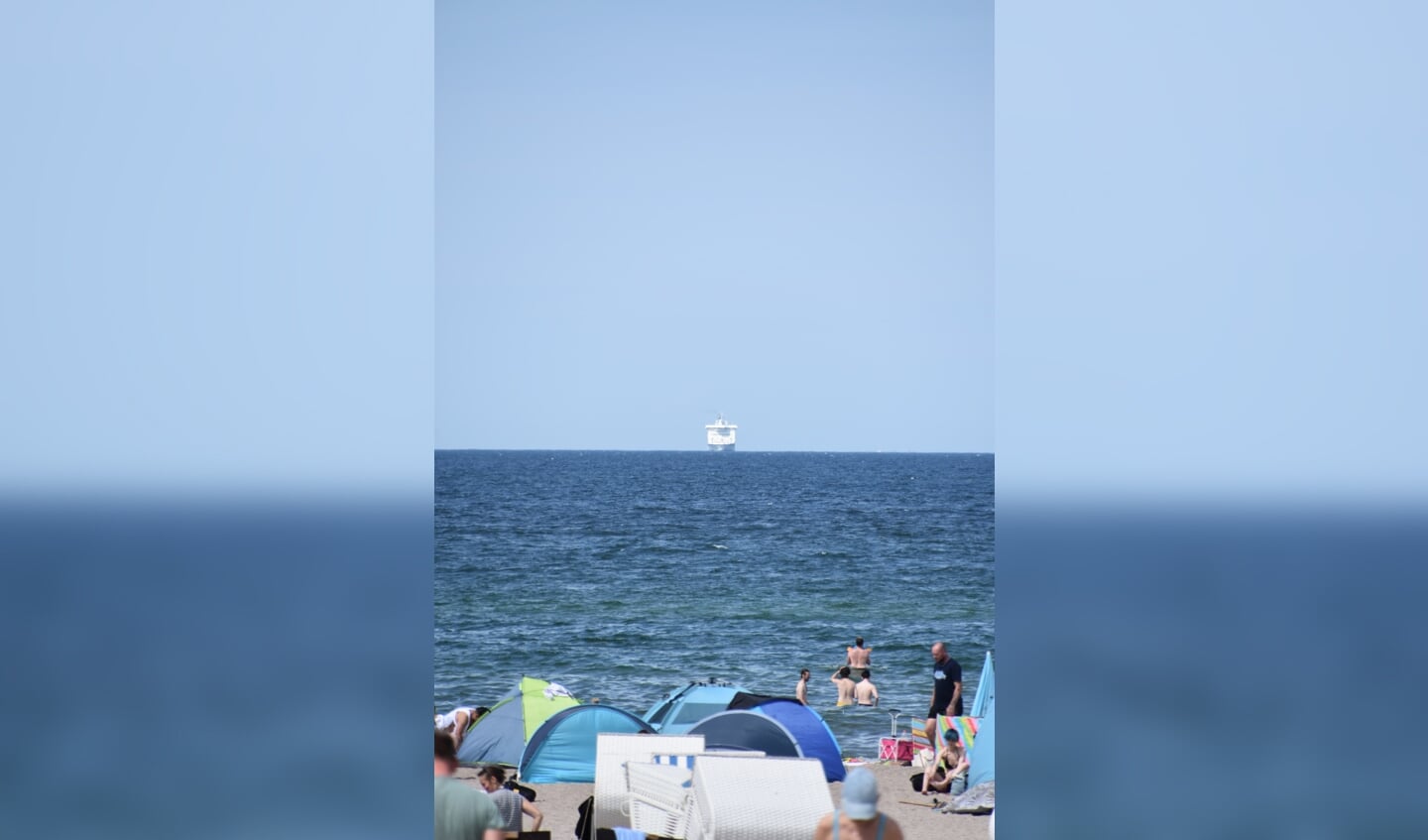 ,,In Warnemünde, aan de Noord Duitse kust, troffen wij begin augustus een spannend tafereel.

Bedrijvigheid op het strand, mensen zoeken beschutting en verkoeling, terwijl een veerboot recht op de kust afkoerst.