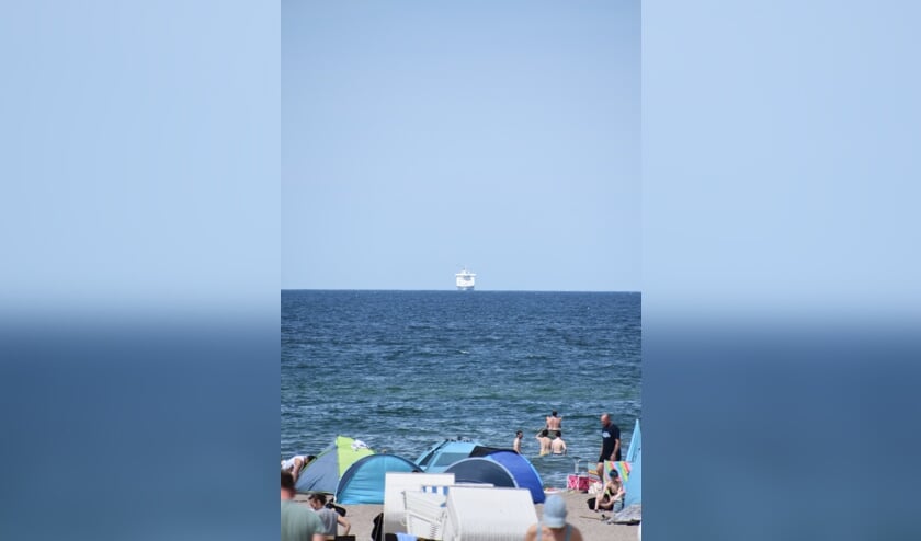 ,,In Warnemünde, aan de Noord Duitse kust, troffen wij begin augustus een spannend tafereel.
Bedrijvigheid op het strand, mensen zoeken beschutting en verkoeling, terwijl een veerboot recht op de kust afkoerst.