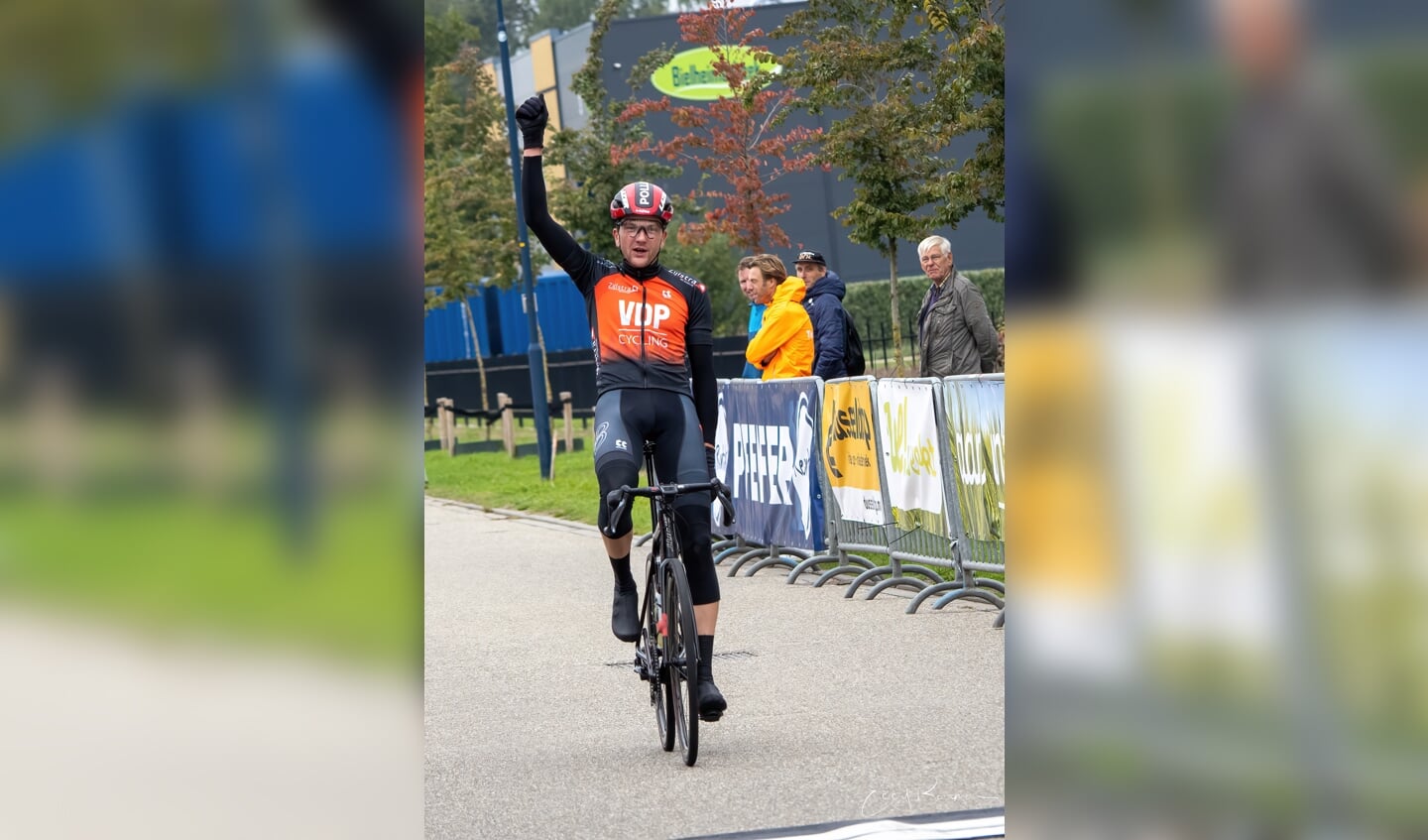 Barnevelder Martin van de Pol liet vorige week zaterdag de concurrentie ver achter zich tijdens het NK Para-cycling in Varsseveld.