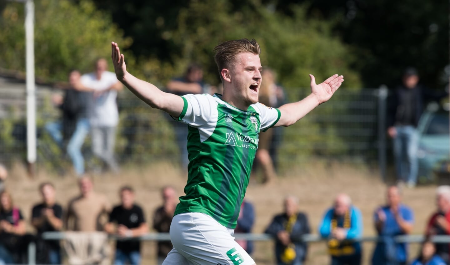 Mitchel Dijkhof is blij nadat hij VVOG op 1-0 voorsprong heeft geschoten tegen DVS'33 (foto: Jaap Hop)