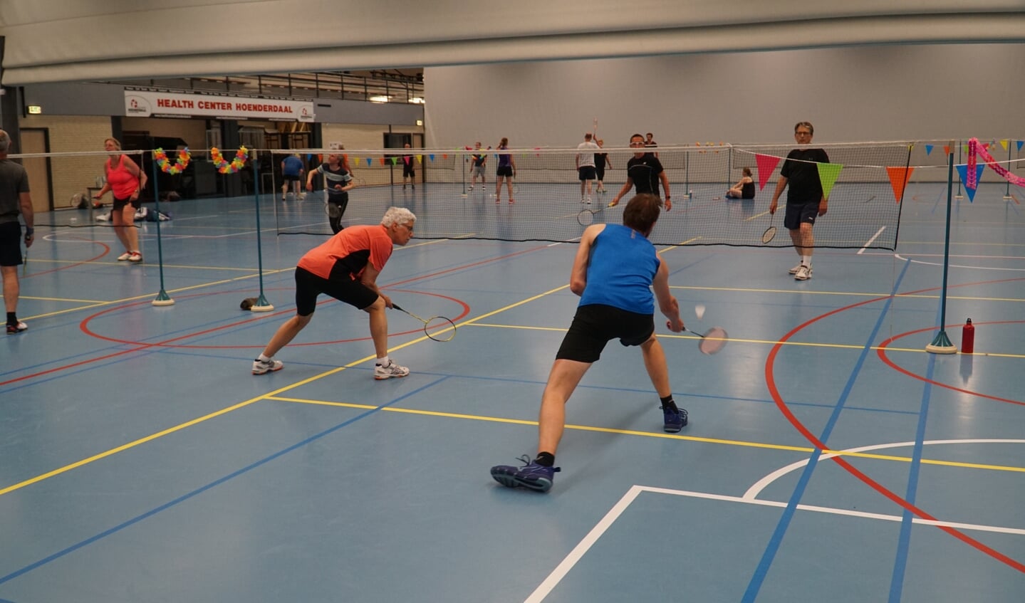 De badmintonners spelen op maandagen en woensdagen en spelen veelal dubbel en mixed wedstrijden. 