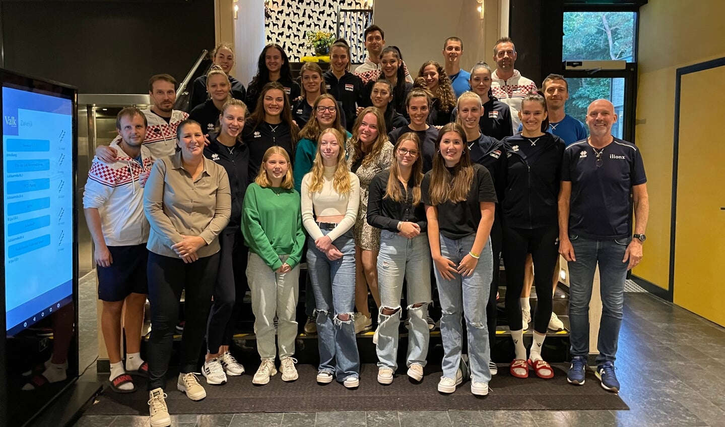 Zes jeugdspeelsters van VVH hadden een bijzondere ontmoeting met de volleybalsters van het nationale team van Kroatië. (foto: Marco Jansen)
