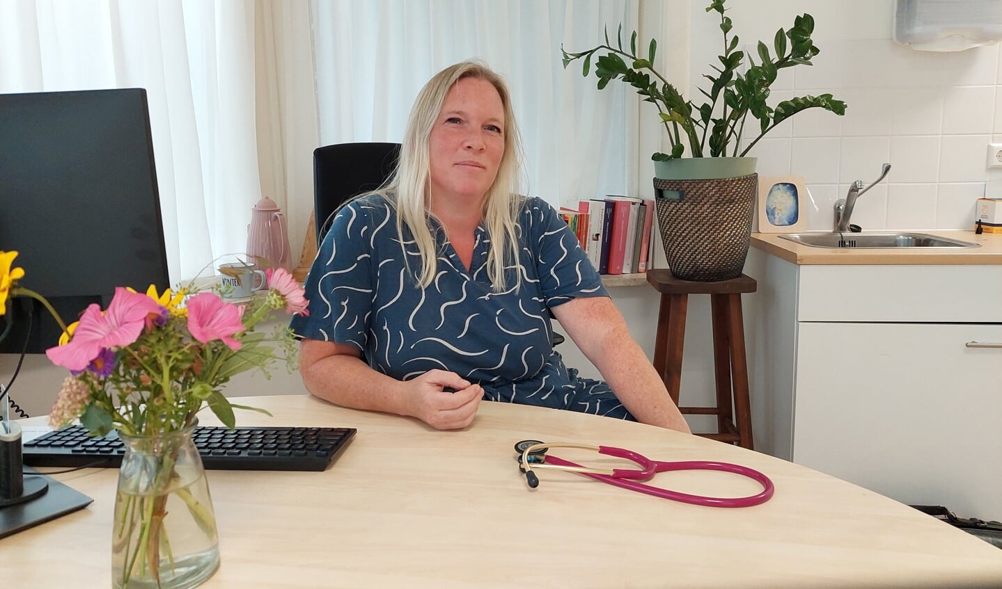 Sanne van Sonsbeek heeft het bureau meegenomen dat haar moeder gebruikte in haar praktijk.