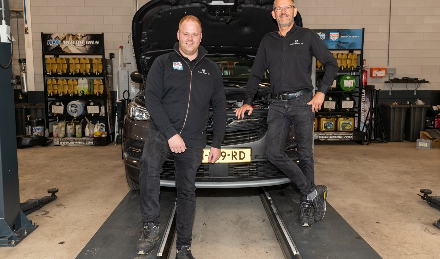 Service manager Hans Groeneveld (links) en after sales manager Wim Pesselse van Auto Roest.