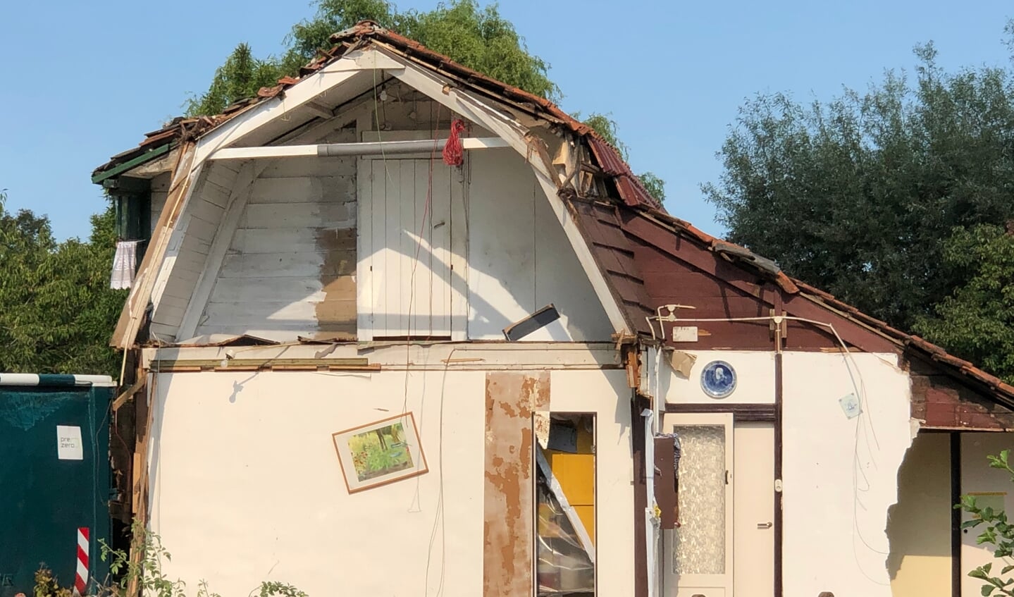 De authentieke witte woonboerderij aan de Burgemeester Stramanweg wordt afgebroken.