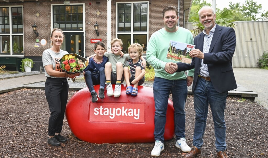 Anne Breemer (rechts) van Stayokay Soest overhandigt Wouter Mooij de symbolische cheque.