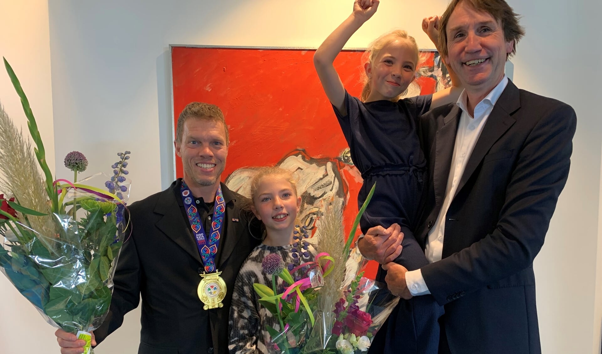 Tycho van der Werff samen met dochters Lilo en Nikki en wethouder Herbert Raat.
