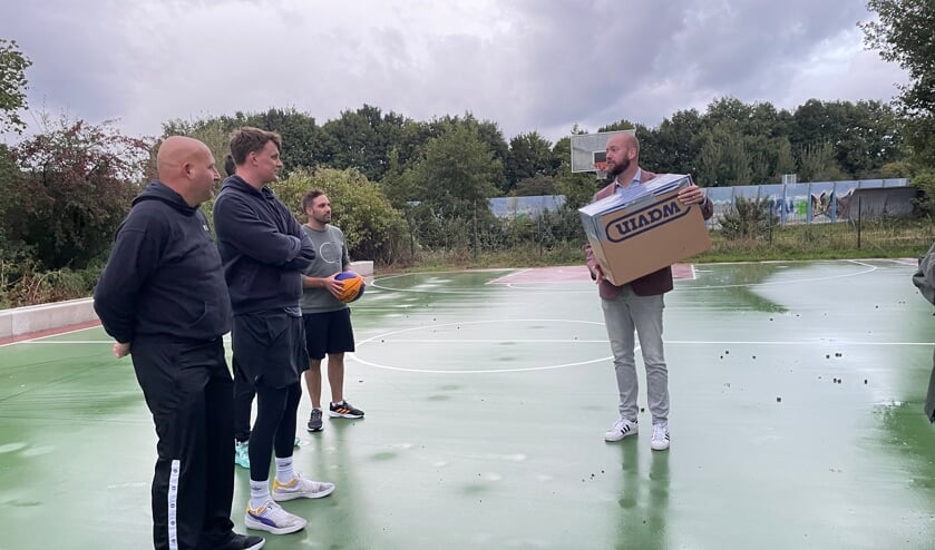 De wethouder had voor de opening een cadeau meegenomen.
