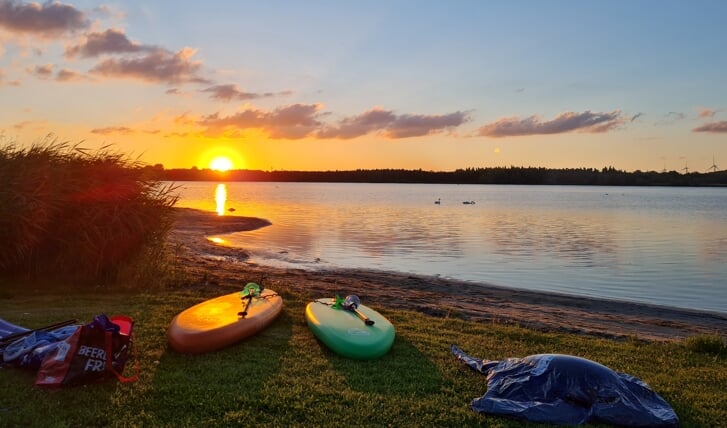 ,,Deze foto is gemaakt bij Strand Hulckesteijn in Nijkerk in de eerste week van juli 2022. Het was de laatste schooldag van mijn jongste zoon Liam, ook op zijn school in Nijkerk. Die dag was er klassefeest en wij besloten een nachtje te overnachten. Wij zijn uit Nijkerk naar Amersfoort verhuisd dit jaar en dit was voor ons een symbolische afsluiting, want de klas fietste terug naar Nijkerk en Liam bleef bij ons op het strand.