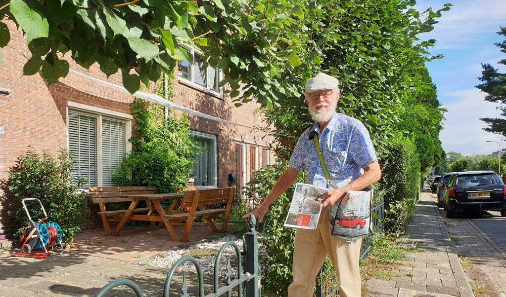 Joop Ferdinandus bezorgt De Nieuwsbode in zijn eigen buurt. 